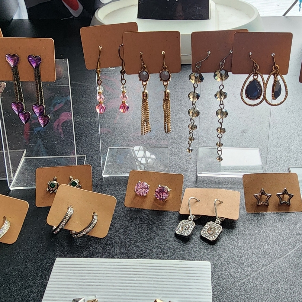 21 Elegant Assorted Earrings & Necklace - Picture 2 of 7